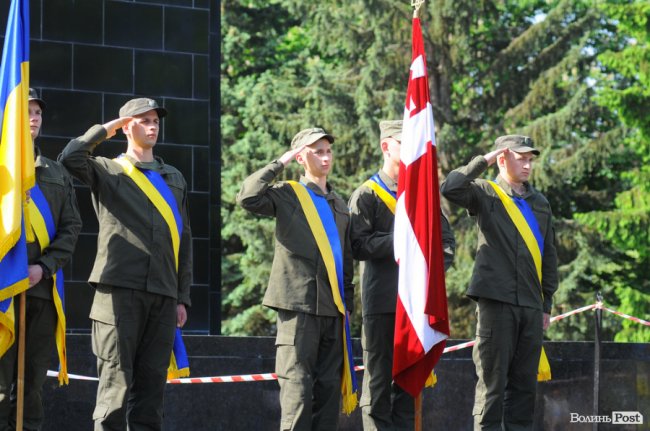 З маками і трояндами: у Луцьку відзначили річницю перемоги над нацизмом. ФОТО