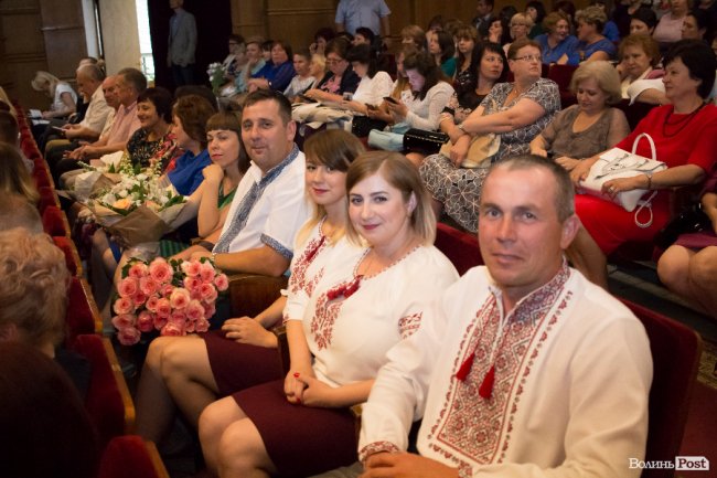 Квіти, подяки та музичний концерт: волинських медпрацівників привітали з професійним  святом