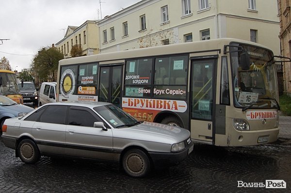 У Луцьку на Богдана Хмельницького - тролейбусний «корок». ФОТО