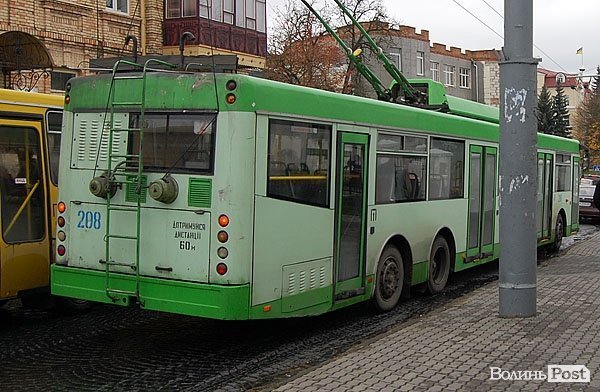 У Луцьку на Богдана Хмельницького - тролейбусний «корок». ФОТО