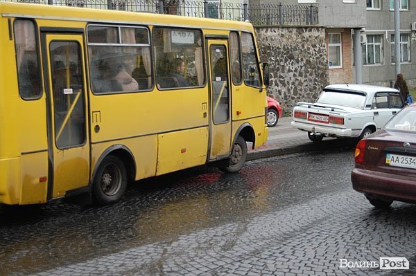У Луцьку на Богдана Хмельницького - тролейбусний «корок». ФОТО
