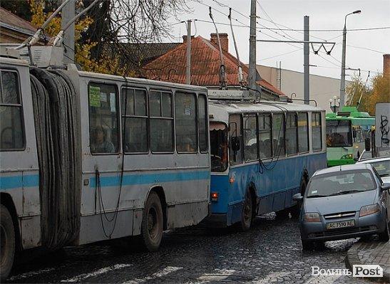У Луцьку на Богдана Хмельницького - тролейбусний «корок». ФОТО
