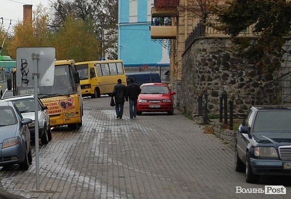 У Луцьку на Богдана Хмельницького - тролейбусний «корок». ФОТО