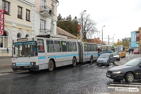 У Луцьку на Богдана Хмельницького - тролейбусний «корок». ФОТО