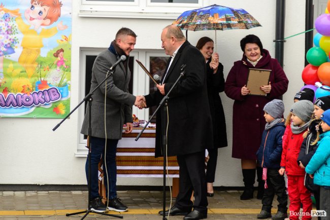 Голова Підгайцівської ОТГ Юрій Семенюк вручив відзнаки усім, хто безпосередньо долучився до реалізації проекту і вклав зусилля, аби маленькі мешканці Крупи та сусідніх сіл мали комфортні та сучасні умови для навчання. 
