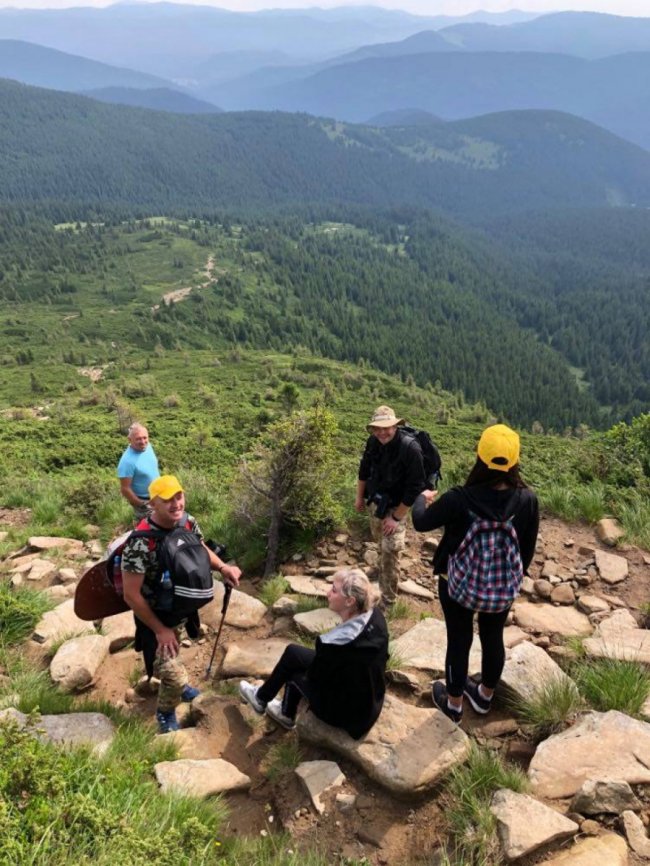 Волинські гончарі піднялись на вершину Говерли, щоб встановити рекорд України. ФОТО