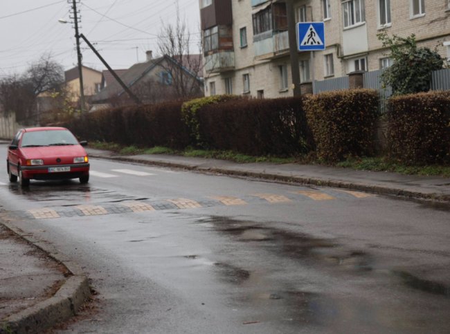 Аварійне перехрестя: у Луцьку встановили «лежачі поліцейські» та змінили схему руху