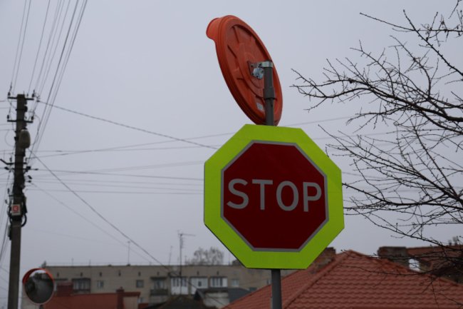 Аварійне перехрестя: у Луцьку встановили «лежачі поліцейські» та змінили схему руху