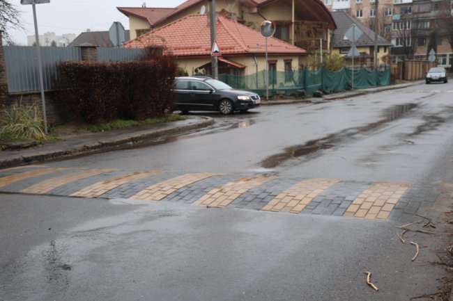 Аварійне перехрестя: у Луцьку встановили «лежачі поліцейські» та змінили схему руху