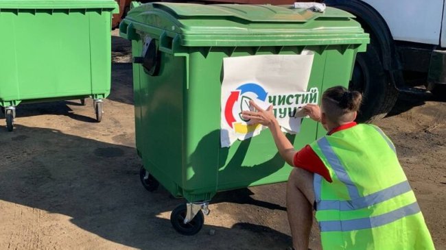 У Луцьку розпочали оновлювати сміттєві контейнери