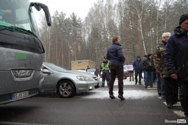 На Волині люди перекрили міжнародну трасу. ФОТО