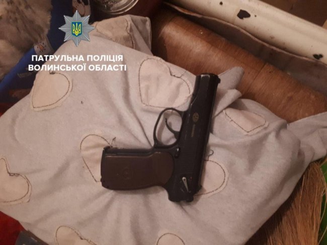 Вибивав двері та погрожував зброєю: у Луцьку затримали чоловіка. ФОТО. ВІДЕО