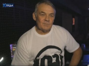 «Запалює» нічні клуби: як пенсіонер з Луцька став діджеєм. ВІДЕО