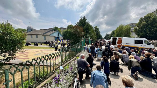 На Волині сотні людей провели в останню дорогу Героя Олександра Старжинського