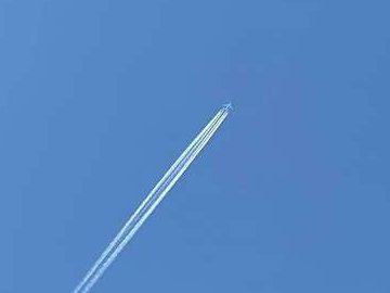 У небі над Волинню помітили найбільший у світі літак. ФОТО