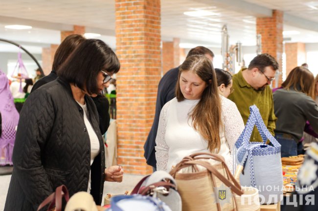 Ветеранський ярмарок у Луцьку: дружина безвісти зниклого поліцейського виготовляє ековироби з бавовняного шнура