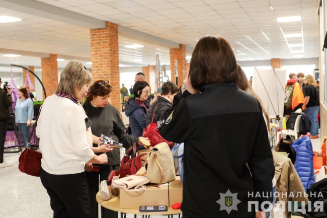 Ветеранський ярмарок у Луцьку: дружина безвісти зниклого поліцейського виготовляє ековироби з бавовняного шнура