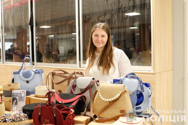 Ветеранський ярмарок у Луцьку: дружина безвісти зниклого поліцейського виготовляє ековироби з бавовняного шнура