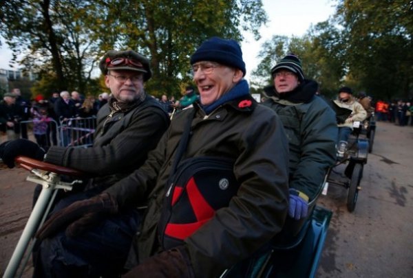 Автопробіг у Лондоні: вулицями міста проїхалося півтисячі раритетних авто. ФОТО. ВІДЕО