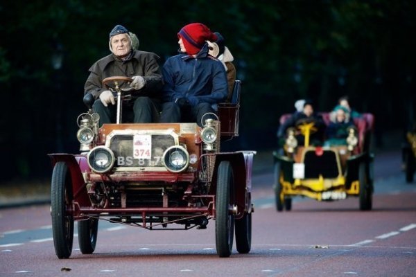 Автопробіг у Лондоні: вулицями міста проїхалося півтисячі раритетних авто. ФОТО. ВІДЕО