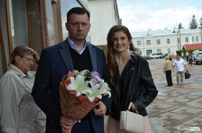 Елегантні сукні та маленькі клатчі: у що вбрались луцькі випускниці. ФОТО