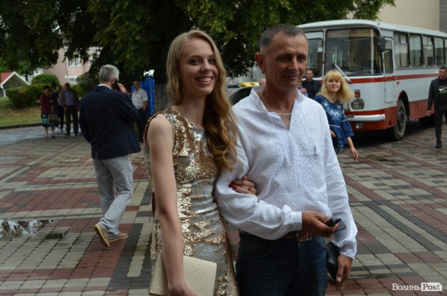 Елегантні сукні та маленькі клатчі: у що вбрались луцькі випускниці. ФОТО