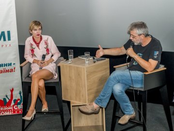 Історії про хабарі та журналістські будні: з лучанами поспілкувався відомий телеведучий 