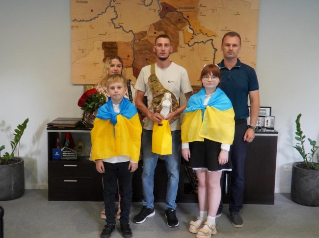 Повернувся додому в рамках обміну «1000 на 1000»: на Волині зустрілися з воїном Олександром Корнєвим