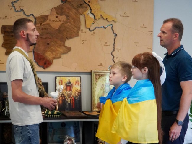 Повернувся додому в рамках обміну «1000 на 1000»: на Волині зустрілися з воїном Олександром Корнєвим