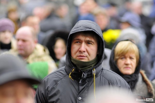 Фото прощання з міським головою Луцька Миколою Романюком