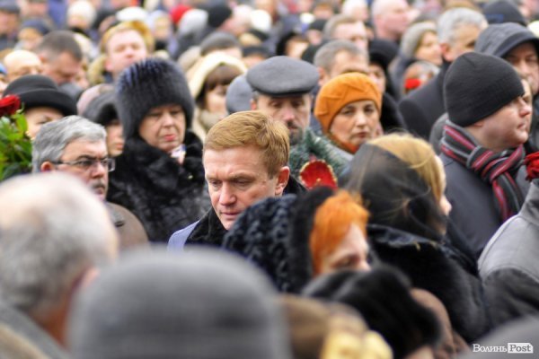 Фото прощання з міським головою Луцька Миколою Романюком