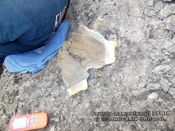 На Волині лопатами незаконно видобували бурштин. ФОТО