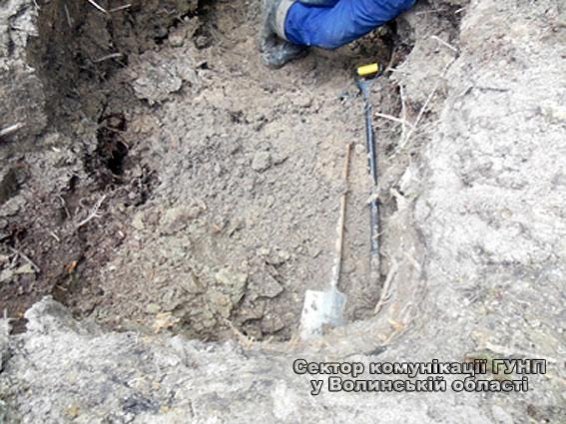 На Волині лопатами незаконно видобували бурштин. ФОТО