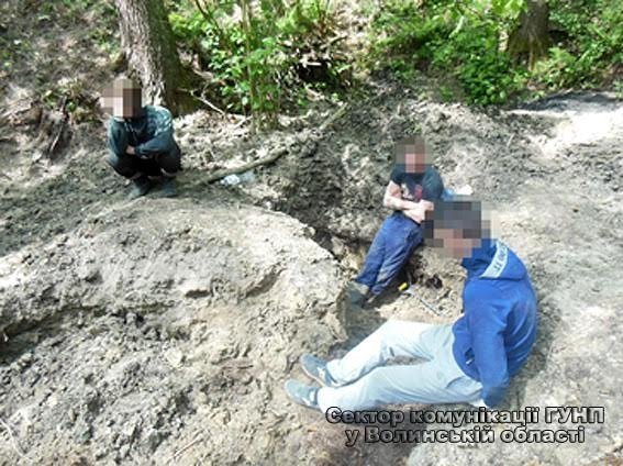 На Волині лопатами незаконно видобували бурштин. ФОТО