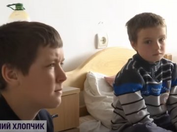 Зниклого хлопчика з Волині, якого знайшли у болоті, та його брата забрали від матері. ВІДЕО