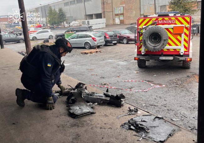 У Луцьку рятувальники ліквідували пожежі після російського обстрілу. ФОТО