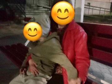 Зупиняла автомобілі та поводилася дивно: у Луцьку допомогли жінці з маленьким сином 