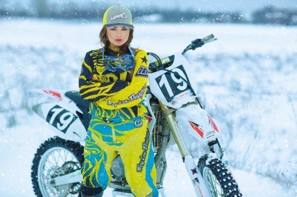 Партія регіонів і креатив: календар з фотографіями  жінок - членів партії