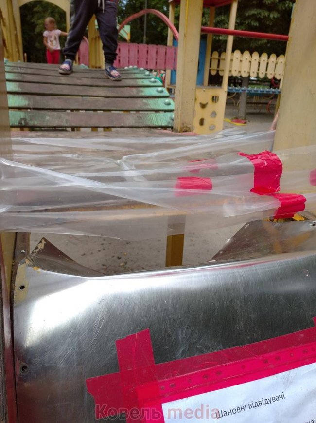 Дитячий майданчик у місті на Волині – в аварійному стані. ФОТО