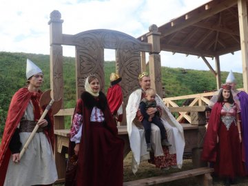 Найбільший різьблений трон: у Володимирі встановили рекорд України. ФОТО