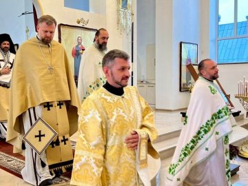 Храм у Луцьку, яка перейшов до ПЦУ, відвідав екзарх Вселенського Патріарха