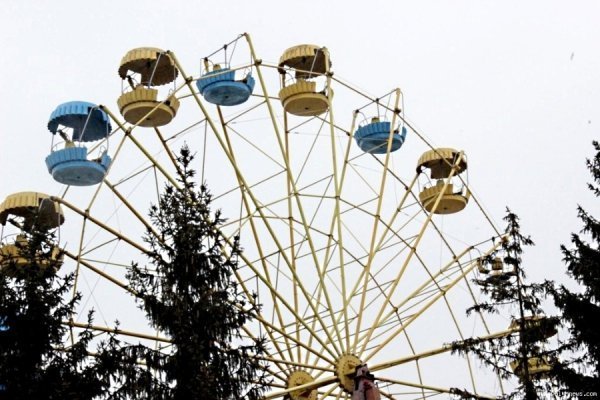 У луцькому парку демонтують атракціони. ФОТО