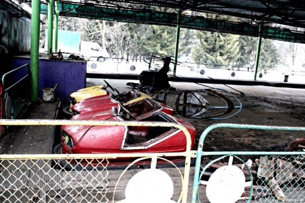 У луцькому парку демонтують атракціони. ФОТО