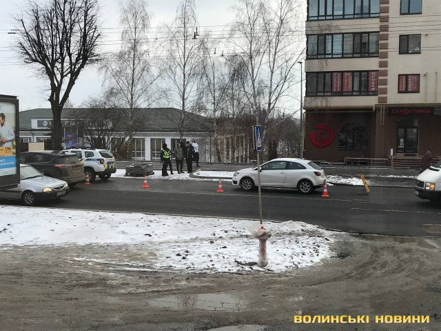 У центрі Луцька авто збило дівчину. ФОТО, ВІДЕО