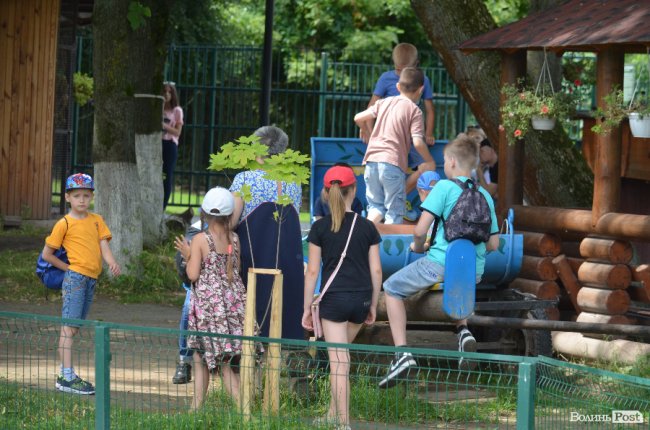 Дітям атовців влаштували екскурсію Луцьким зоопарком