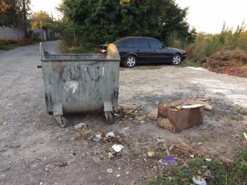 У Луцьку туристичний оглядовий майданчик перетворили на суцільний смітник. ФОТО