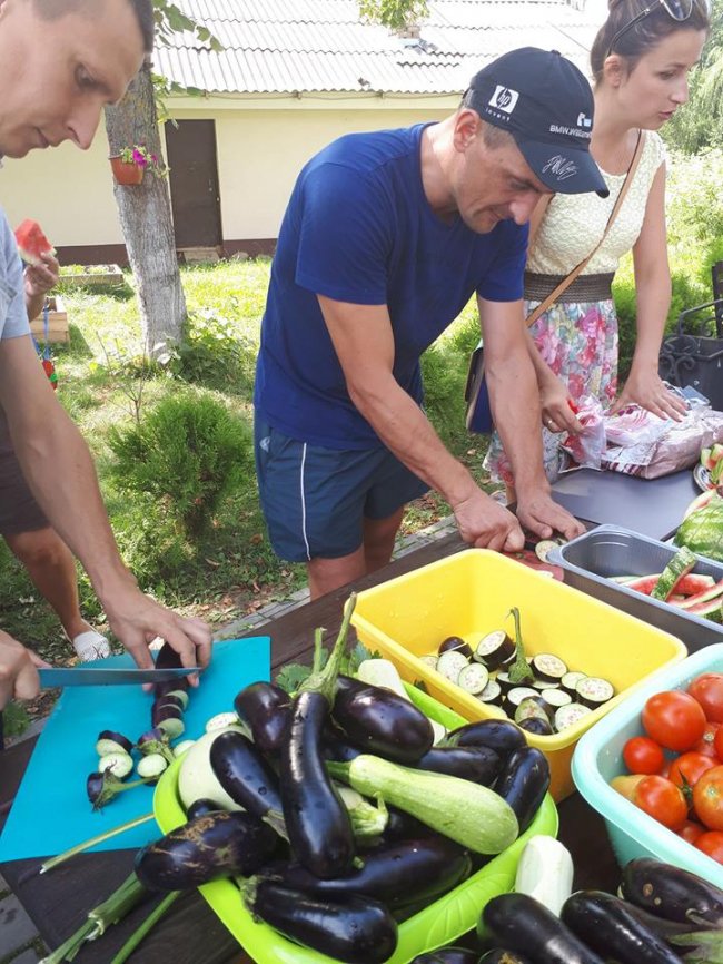 У Луцькому зоопарку зібрали урожай овочів, які садили діти. ФОТО