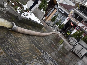 У Луцьку на Соборності затопило підвал. ФОТО