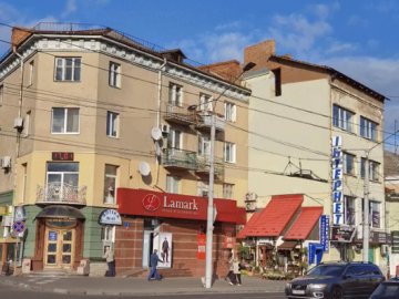 У Луцьку із вікон будинків хочуть прибрати рекламу, яка погіршує зовнішній вигляд міста