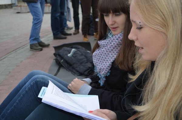 У центрі Луцька молодь співала повстанські пісні. ФОТО. ВІДЕО